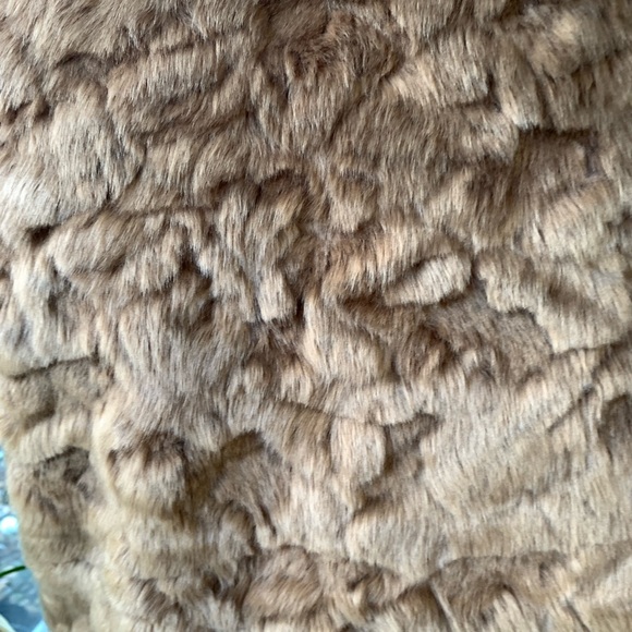 Forever 21 Women's Fur Vest Coat - Picture 5 of 9